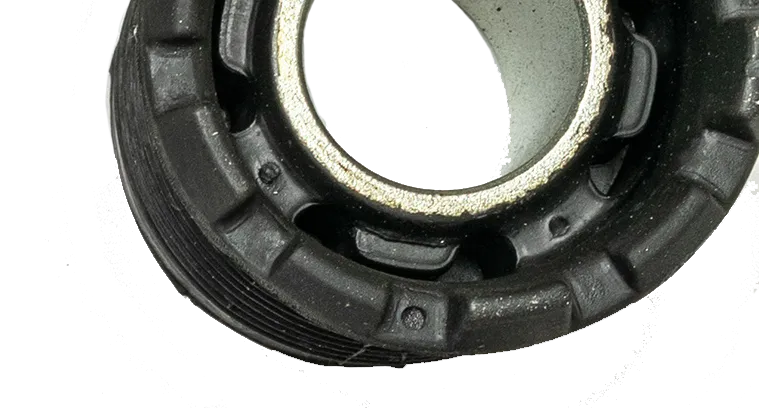 Weißes Autoteil. Satz neuer Autoteile aus Metall. Auto-Ersatzteil für Kraftfahrzeugmechaniker oder Autoteil isoliert auf weißem Hintergrund.