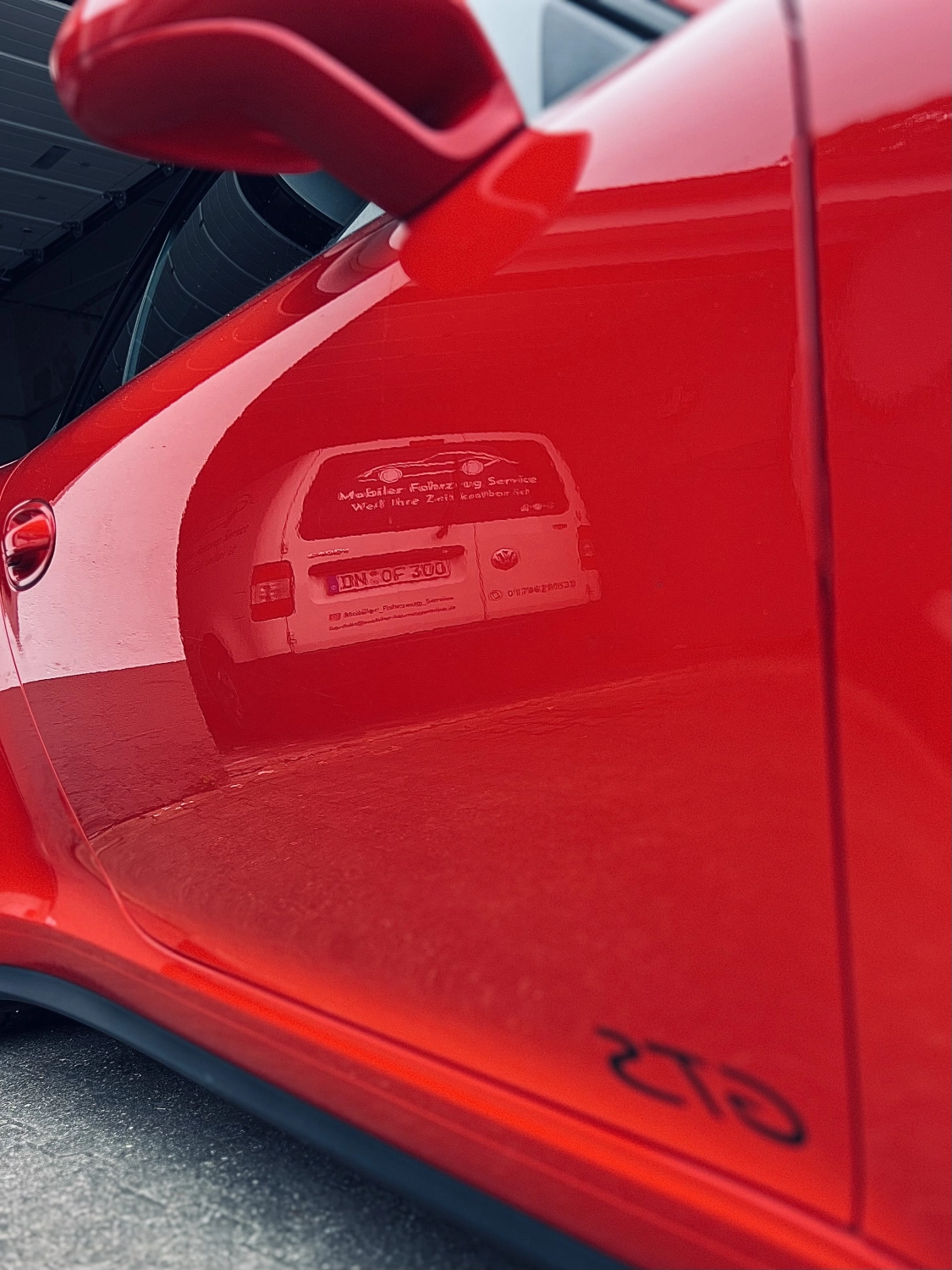 rotes Auto von Mobiler Fahrzeug Service